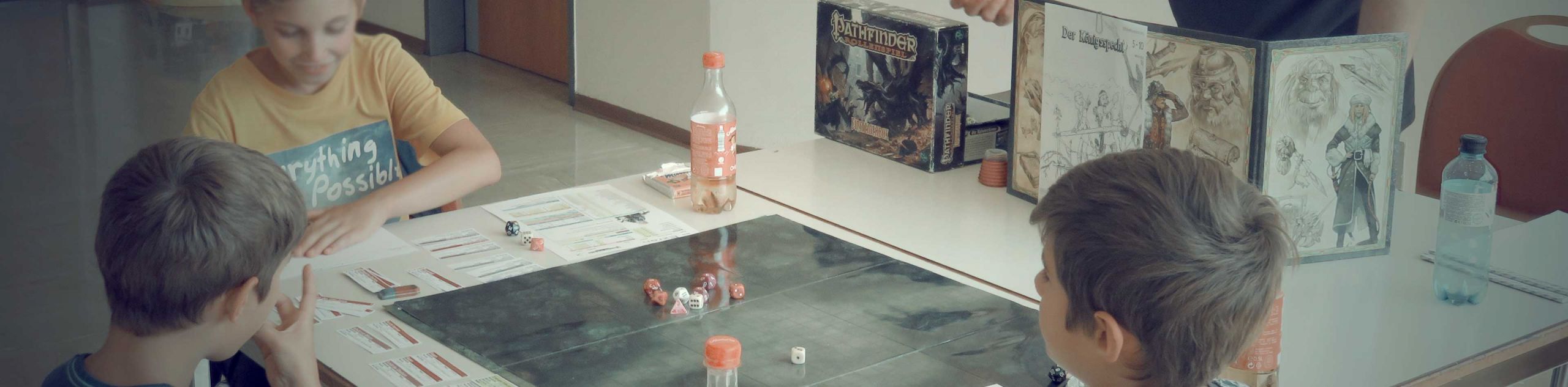 jugendliche beim tischrollenspiel jugendliche beim tischrollenspiel